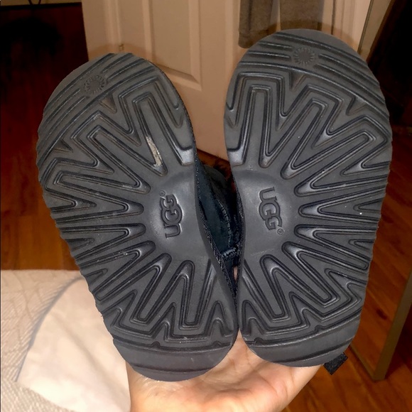 Kids size 8 Ugg boot (Bailey Bow II Boot) - Picture 4 of 4